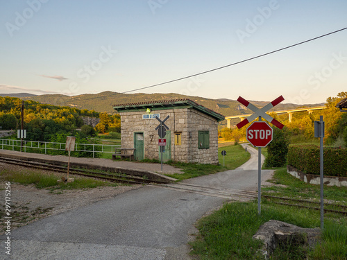 Estación de tren hacia el pueblo más pequeño del mundo, Hum en Istria, Croacia, verano de 2019