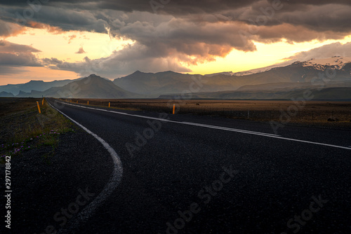 Obraz na płótnie Asphalt road to the mountain at the sunset. w salonie