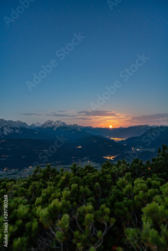 Monduntergang in den Alpen