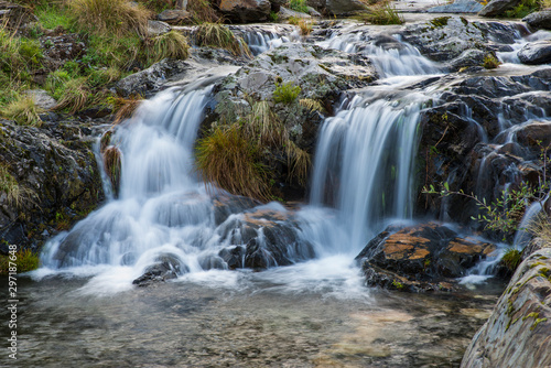 Fototapeta Naklejka Na Ścianę i Meble -  small waterfall formed with the first autumn rains in Las Hurdes