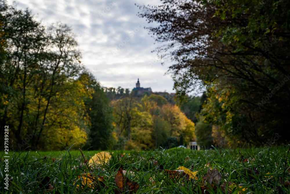Landschaft im Herbst mit Burg Dorfim Hintergrund