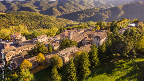 Montemonaco e monti Sibillini visti dal drone