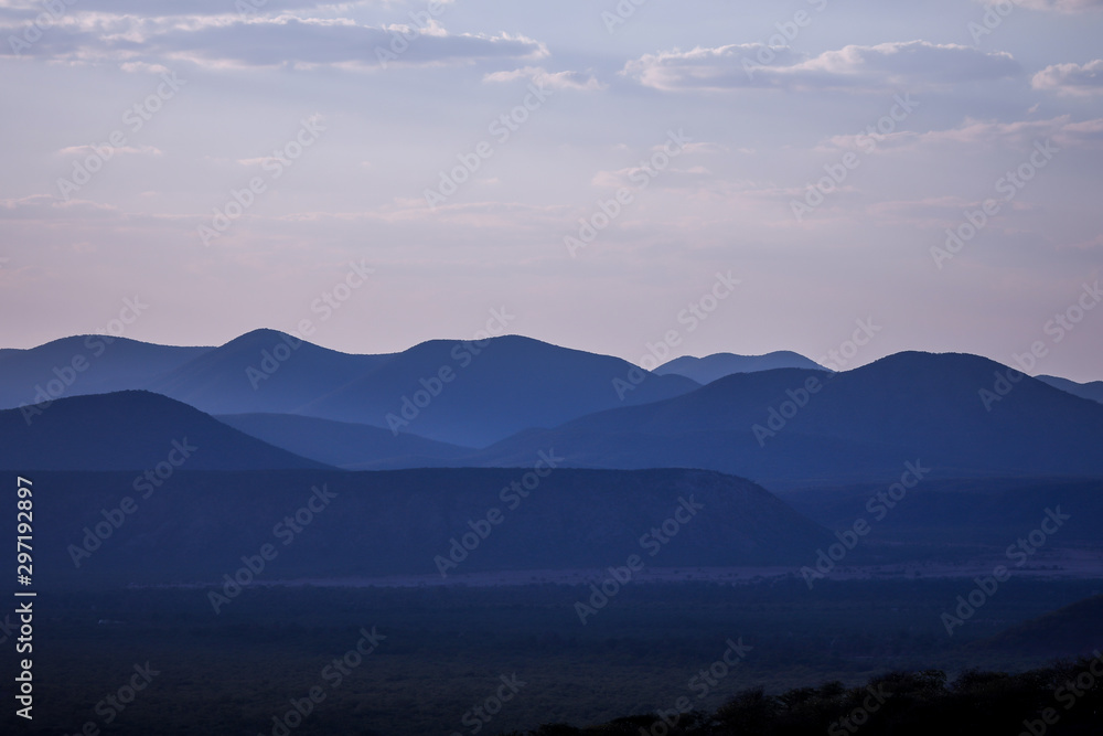 panorama montagnes bleues - relief doux - couché du soleil