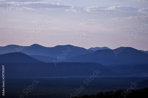 panorama montagnes bleues - relief doux - couché du soleil