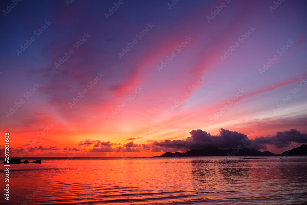 Obraz premium Romantic sunset on the Seychelles