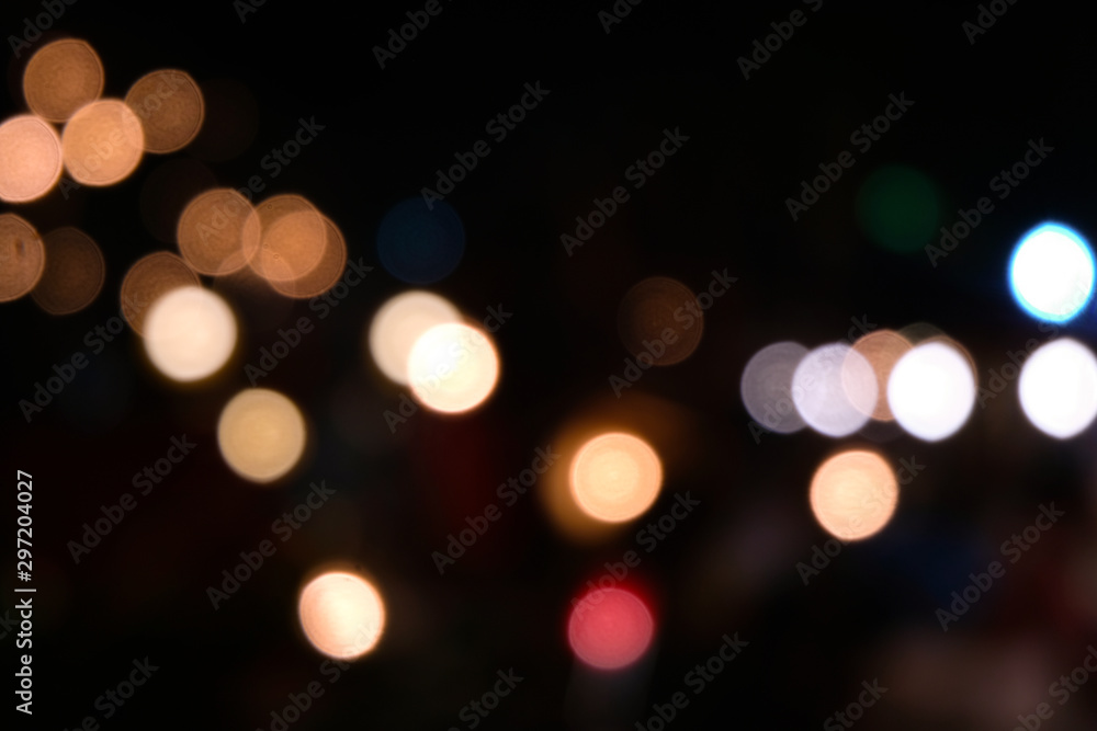 Obraz premium The light that blurts out is a beautiful Bokeh on a black background.