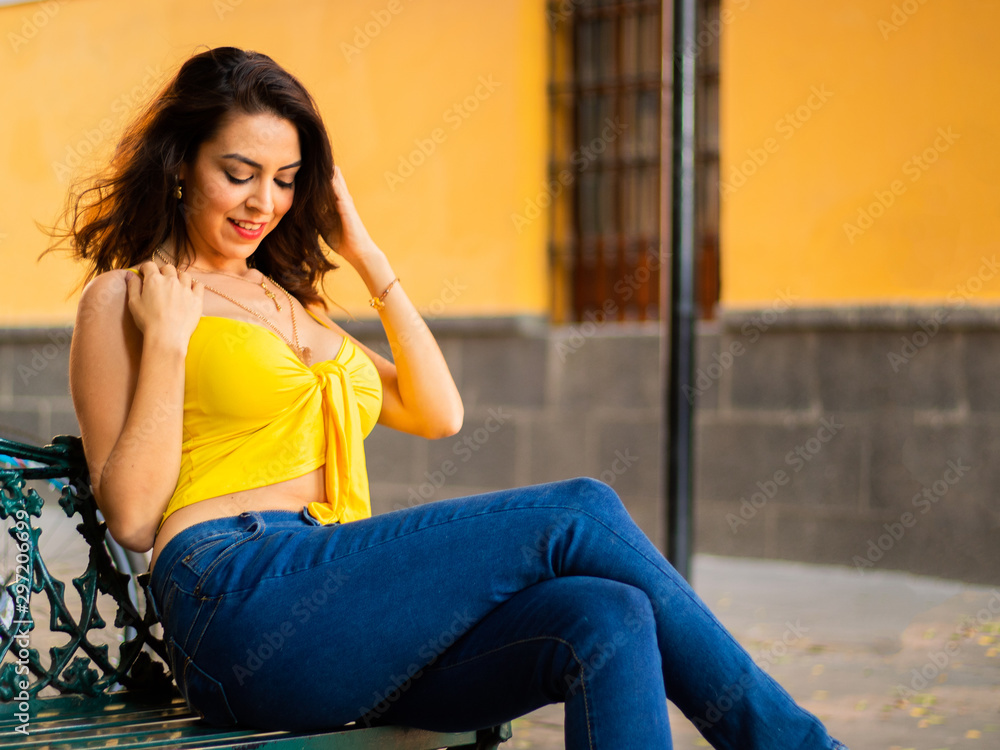 Mujer en la ciudad Mujer en la ciudad