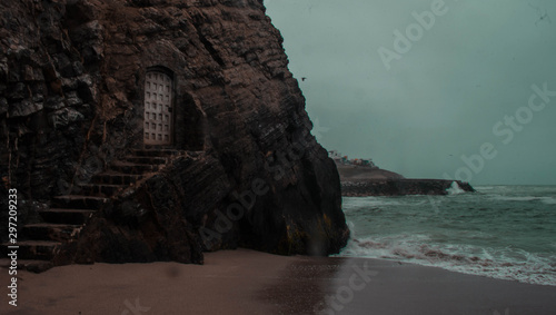 puerta en una montaña en la playa