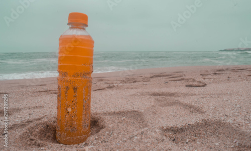 botella de jugo en la playa © andres fabian franco