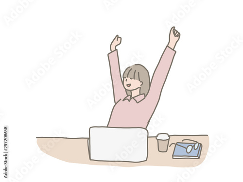 仕事の合間にストレッチする女性