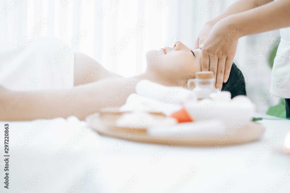 Foto de Beautiful young woman lying down on beds massage and spa at