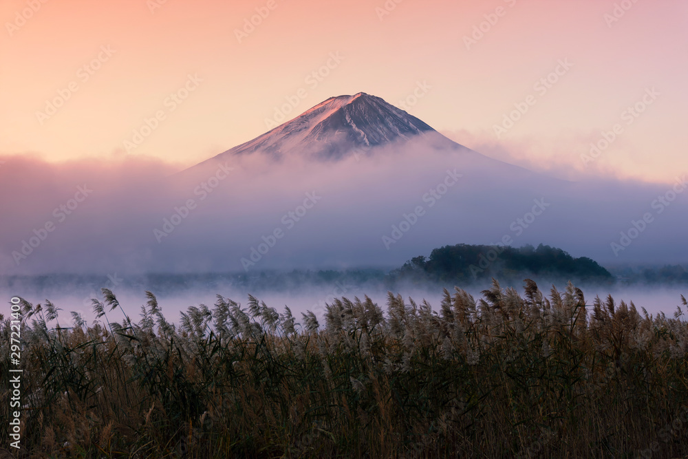 Obraz premium Morning, Sunrise of Fuji mountain at Kawaguchi lake