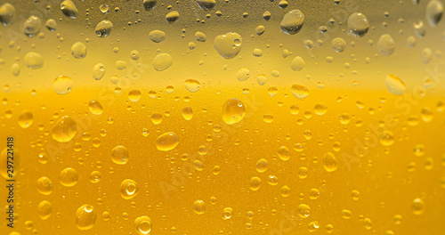 Foto Droplets on freshly poured beer detail macro delicious unfocused