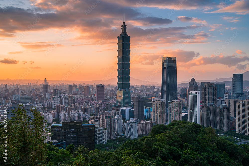 Naklejka premium Aerial View landscape with the famed building Taipei 101 with sunset sky and clouds from Viewpoint at Xiangshan.,Taiwan
