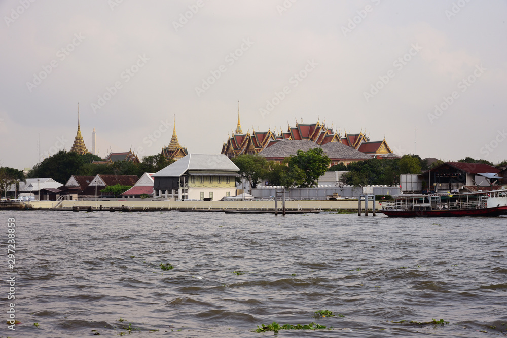 Obraz premium City view near the river in Bangkok very good travel in holiday.