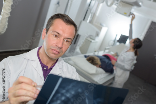 Wallpaper Mural doctor looking at an x-ray Torontodigital.ca