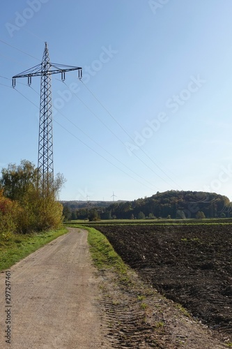 Feldweg mit Strommast im Herbst © Komwanix
