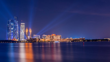 Fotobehang Abu Dhabi Abu Dhabi skyline bij nacht  © malangusha