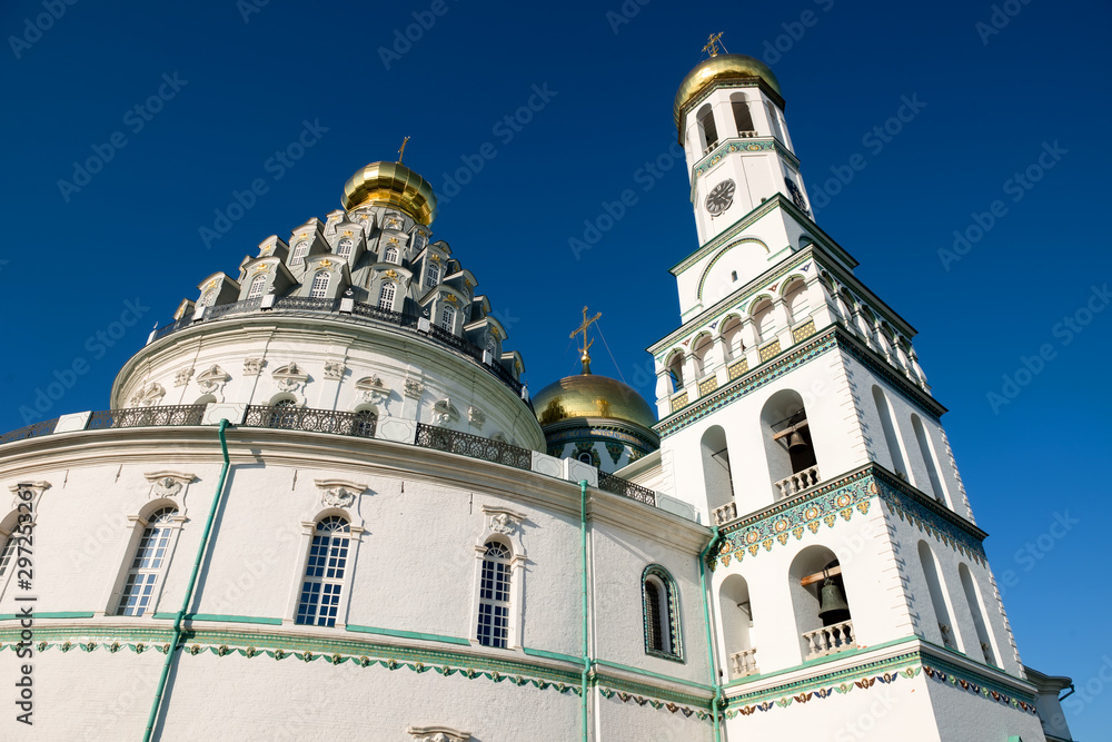 Fototapeta premium Resurrection Cathedral with a bell tower in the New Jerusalem Monastery in Istra, Moscow Region