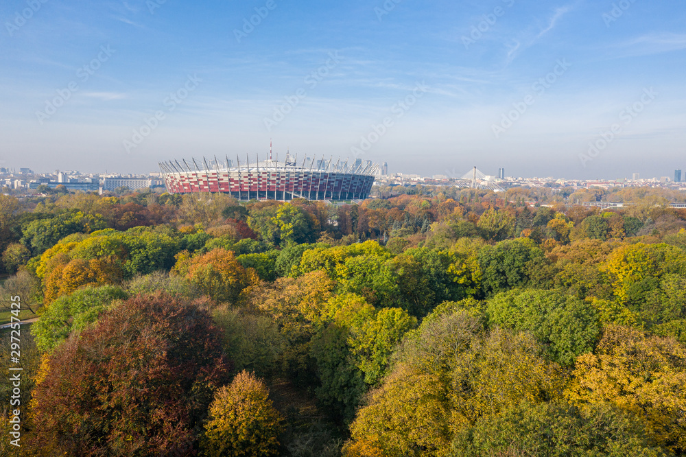 Stadion narodowy i widok na Warszawe nad parkiem skaryszewskim, jesienny poranek, złota polska jesień - obrazy, fototapety, plakaty 