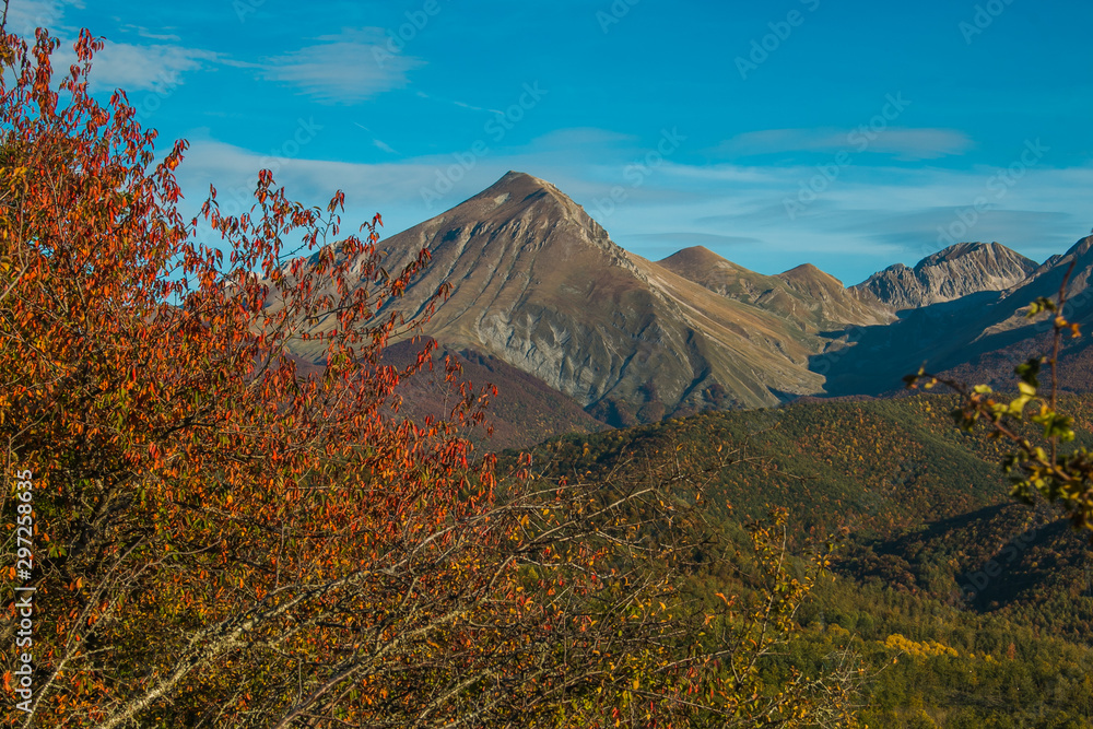 Il Monte Corvo nel parco nazionale dei Monti della Laga e del Gran Sasso si tinge d'autunno