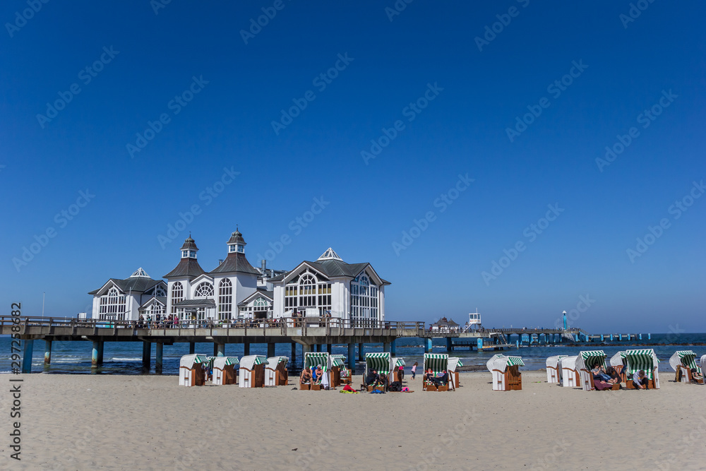 Obraz premium Beach chairs in front of the sea bridge in Sellin, Germany