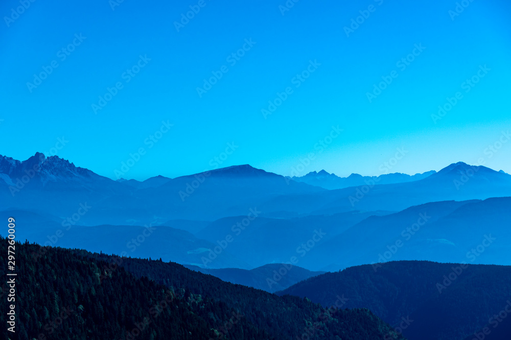 Dolomiten Berge in verschiedenen Blautönen