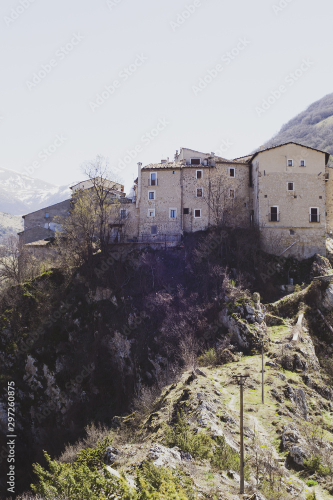 Naklejka premium mountain italian little village