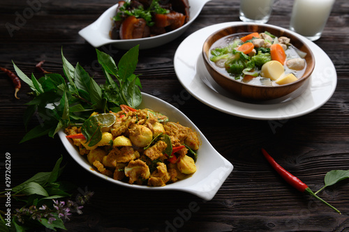 Stir fried pork ribs with curry paste