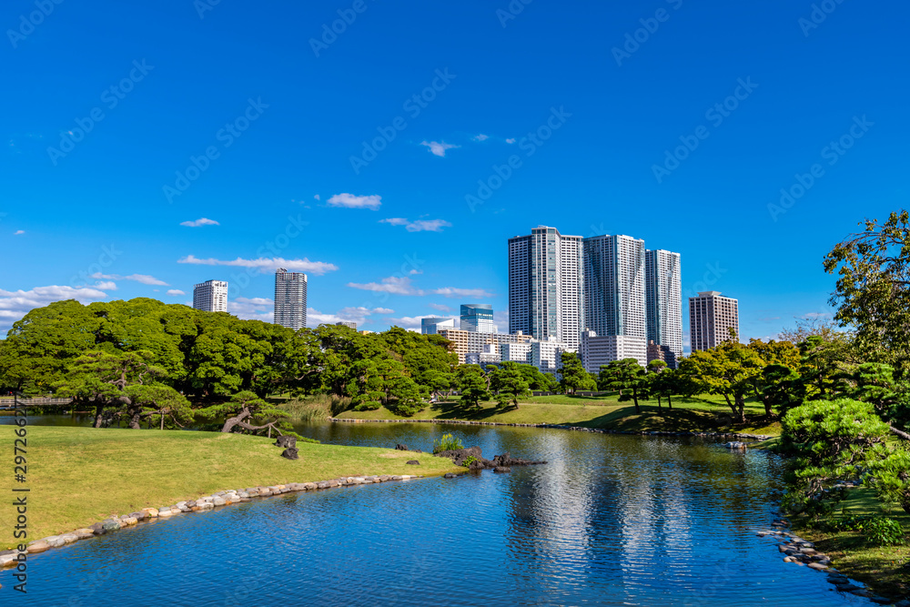 Naklejka premium 浜離宮恩賜庭園と晴美ウォーターフロントの風景