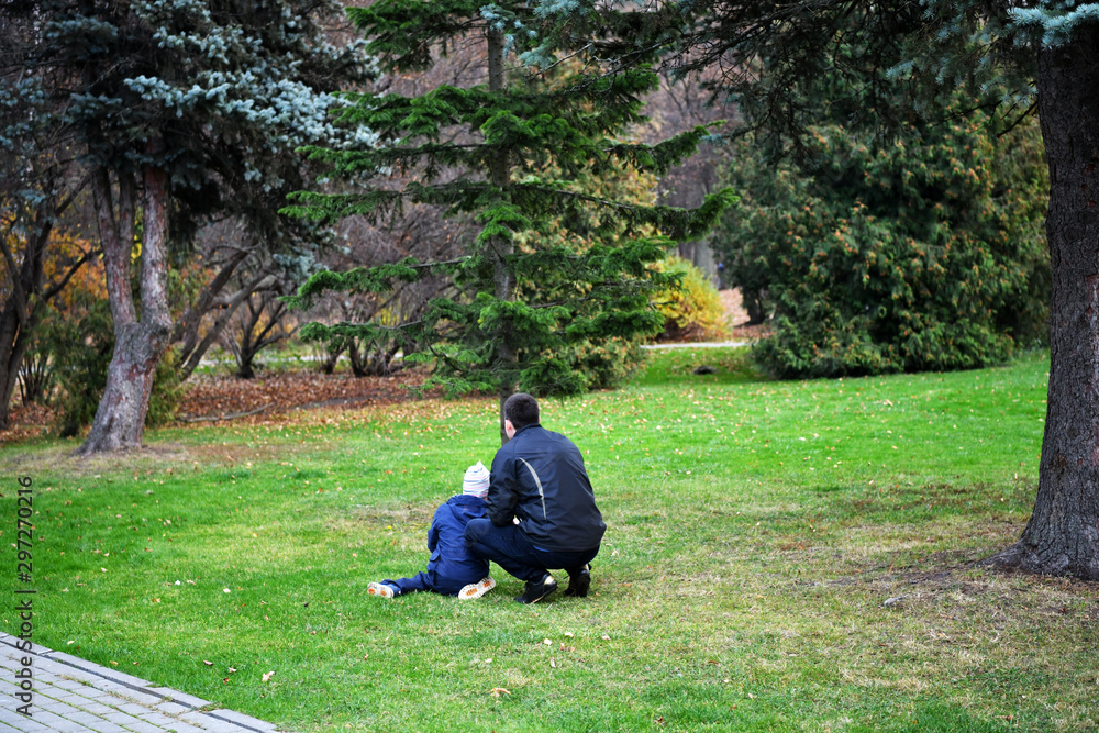 people are watching squirrels in the park people are watching squirrels in the park