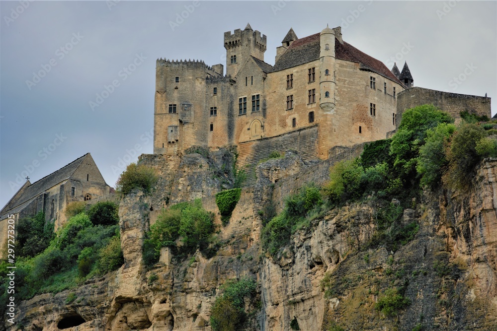 Castillo de Biron sobre acantilado rocoso