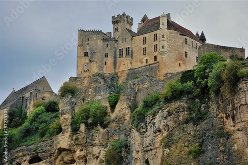 Castillo de Biron sobre acantilado rocoso