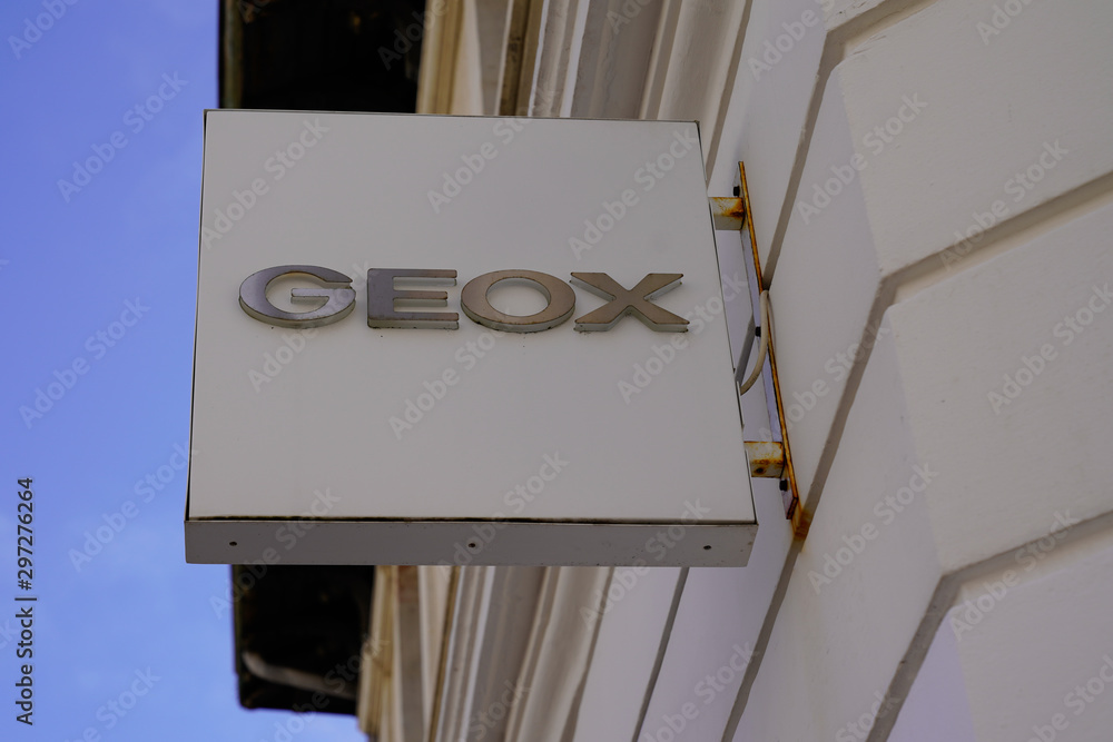 sign Geox store shop logo Italian shoe and clothing brand foto de Stock |  Adobe Stock
