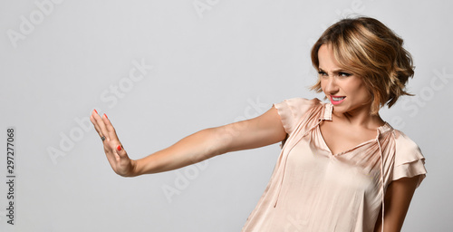 Εκτύπωση καμβά Young woman disgusted squeamishness over gray wall background.