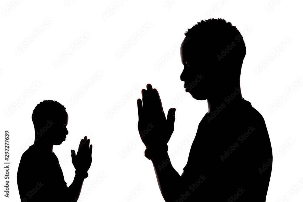 Chico en contraluz rezando, foto abstracta y creativa de lo que ocurre con la oración