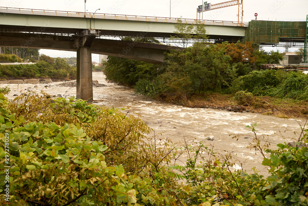 川と橋・増水 川と橋・増水