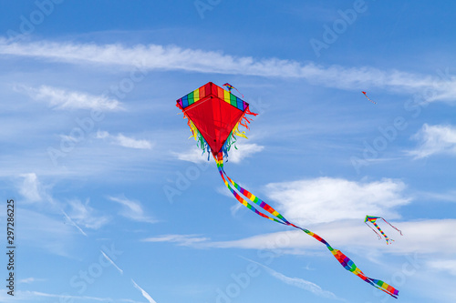 Drachen steigen lassen im Herbst, bunter Drache im blauen Himmel
