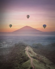Ingelijste posters Meloenkleur Luchtballon boven Bali bij zonsopkomst  © nasosvisuals