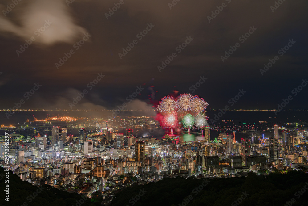 展望台から望むみなと神戸海上花火大会 Stock Foto Adobe Stock