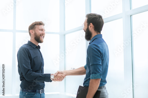 Obraz na płótnie business people shaking hands in a bright office