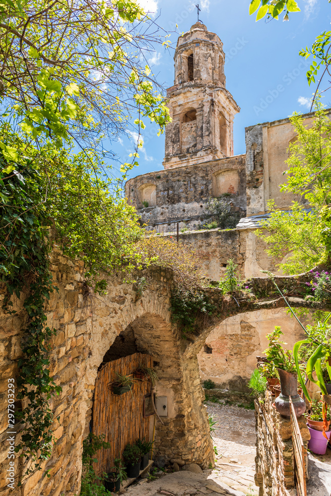 Le antiche mura della Cattedrale di Bussana Vecchia