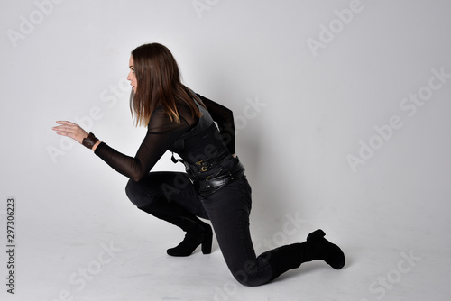 Tablou pe pânză full length portrait of a pretty brunette woman wearing black leather fantasy costume