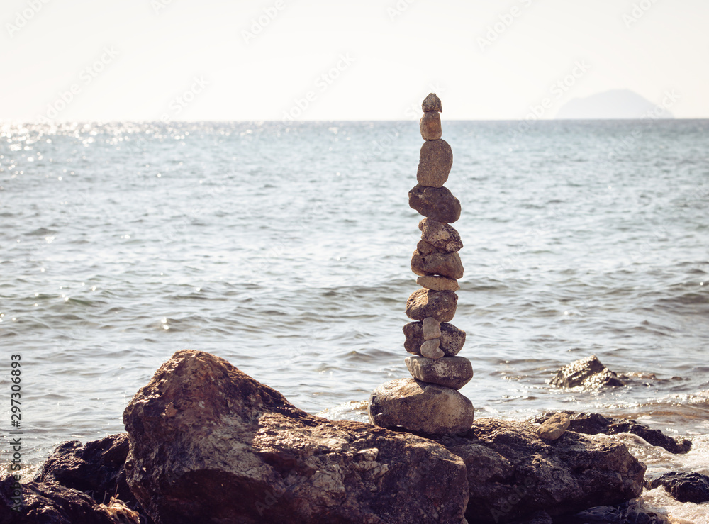 Gestapelte Steine zum Turm erbaut am Strand von Kos Griechenland Gestapelte Steine zum Turm erbaut am Strand von Kos Griechenland