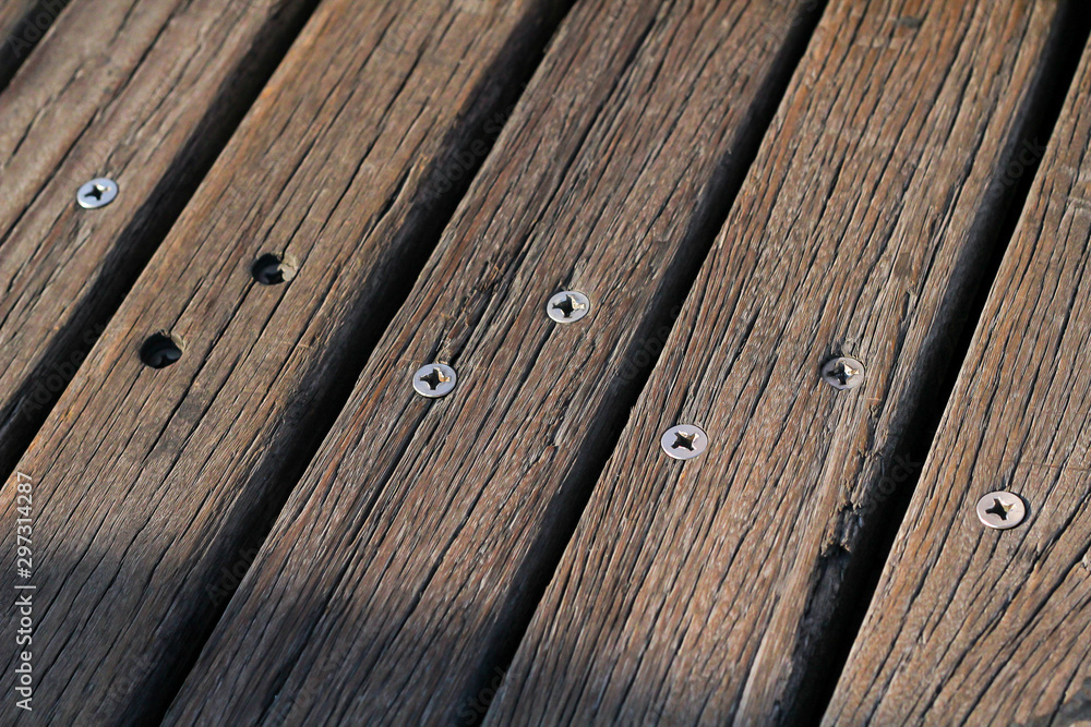 Madera atornillada en un puente Madera atornillada en un puente