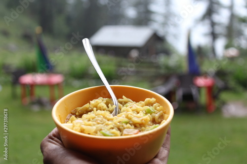 Fotografie bowl of maggie with spoon in hand