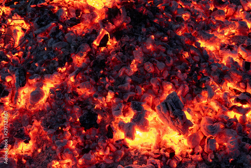 Żar z ogniska, popiół i żarzące się drewno. Bonfire, ash and glowing wood photo
