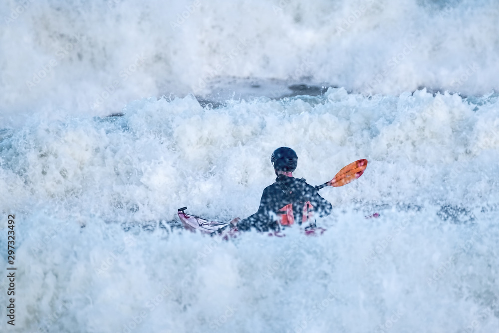 Naklejka premium Kayaking in heavy seas