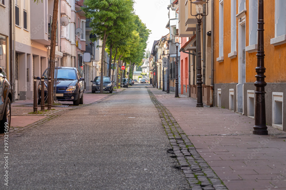 Obraz premium Straße mit Autos und Wohnhäuser