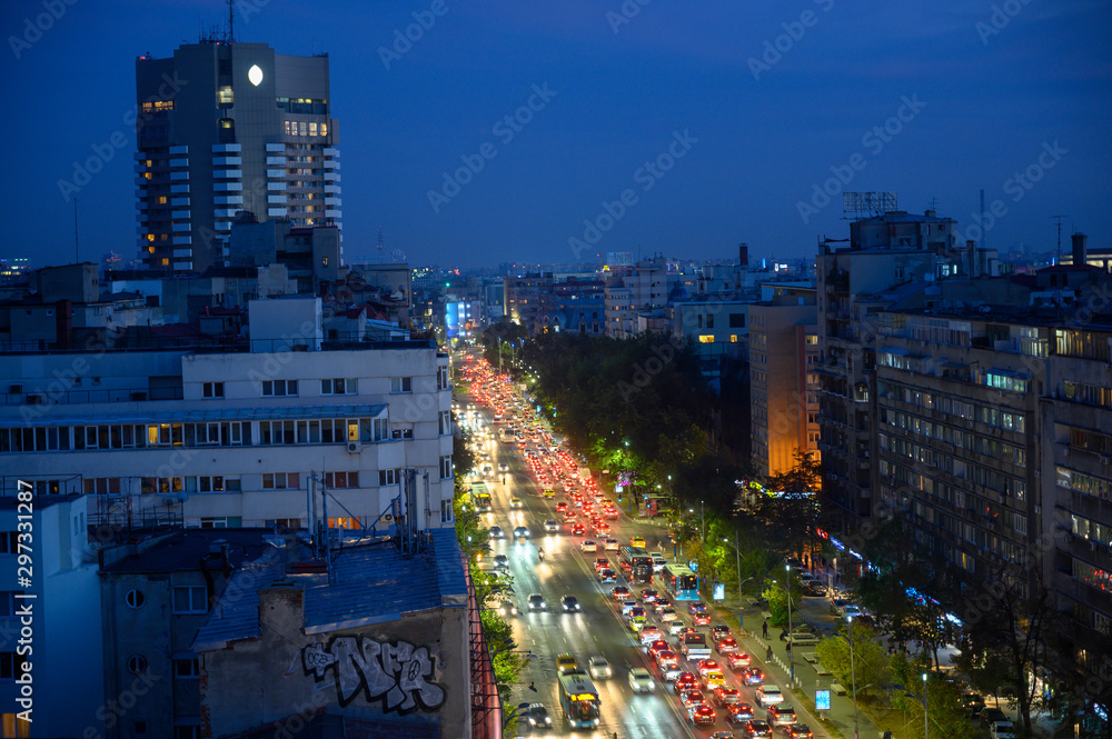 Fototapeta premium Vues de Bucarest tombée de la nuit